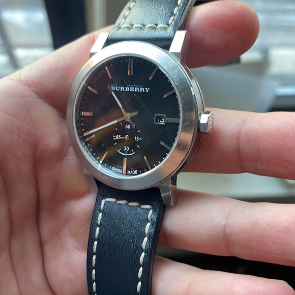 Burberry watch with leather strap - Picture 3 of 6